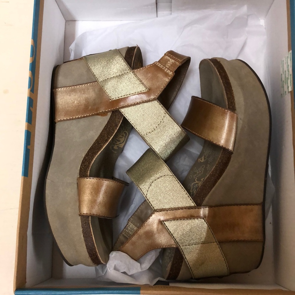 OBT Platform Sandals